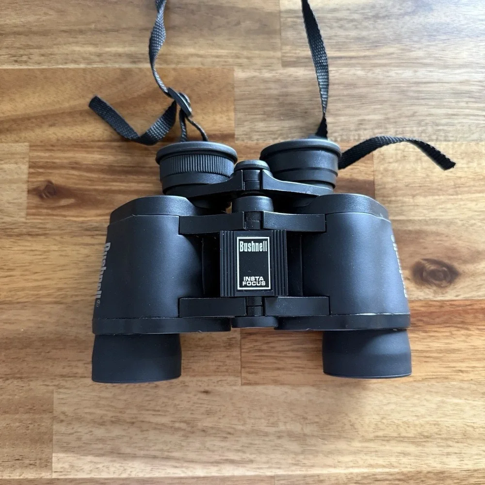 Bushnell Instafocus Field of View 7X35 420 ft @ 1000 yds Binoculars With Case